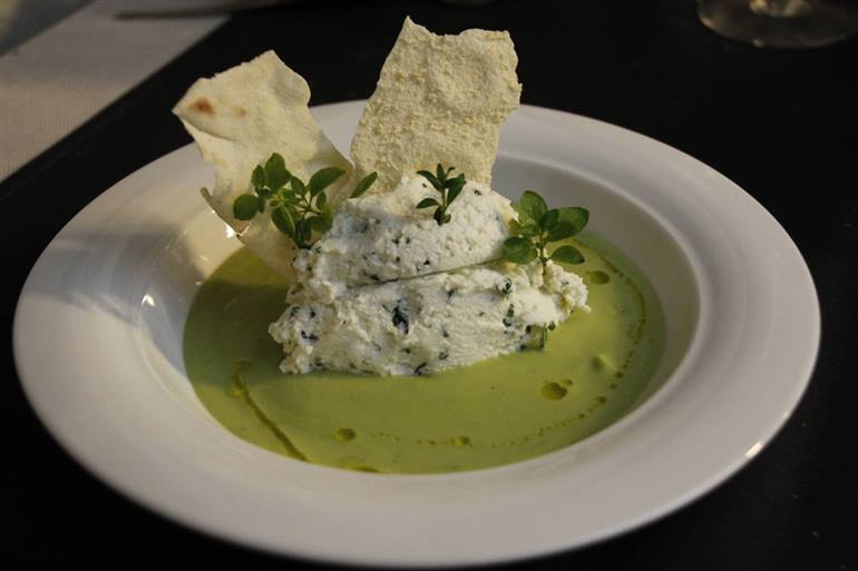 Crema di fave verdi con ricotta d'alpeggio alle erbe