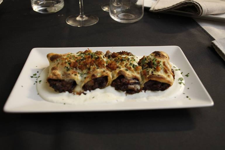 Cannelloni gratinati con salsiccia e radicchio su crema di parmigiano