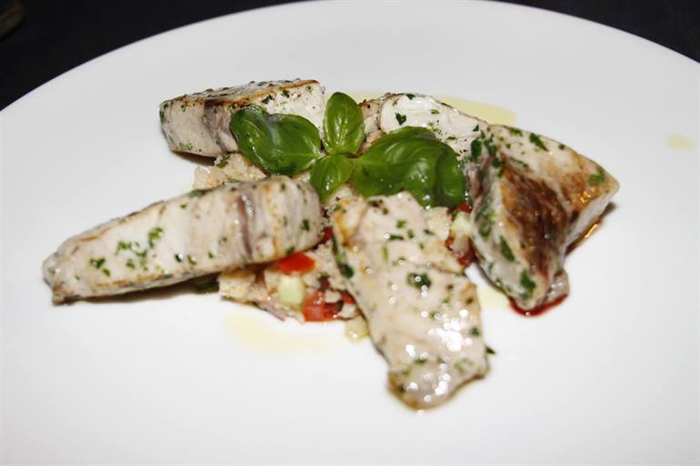 Spada scottato su panzanella toscana