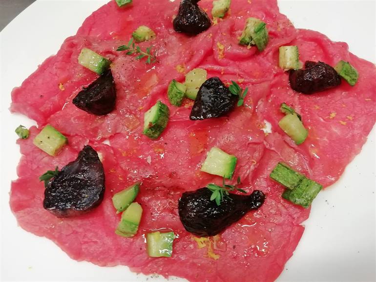 Carpaccio di manzo leggermente marinato con fichi e zucchine