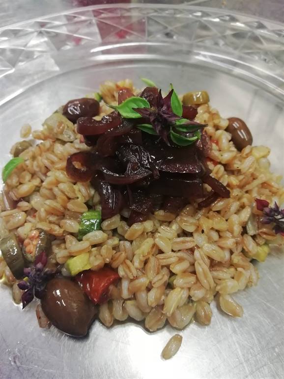 Insalata tiepida di farro, cipolla agrodolce, capperi e olive