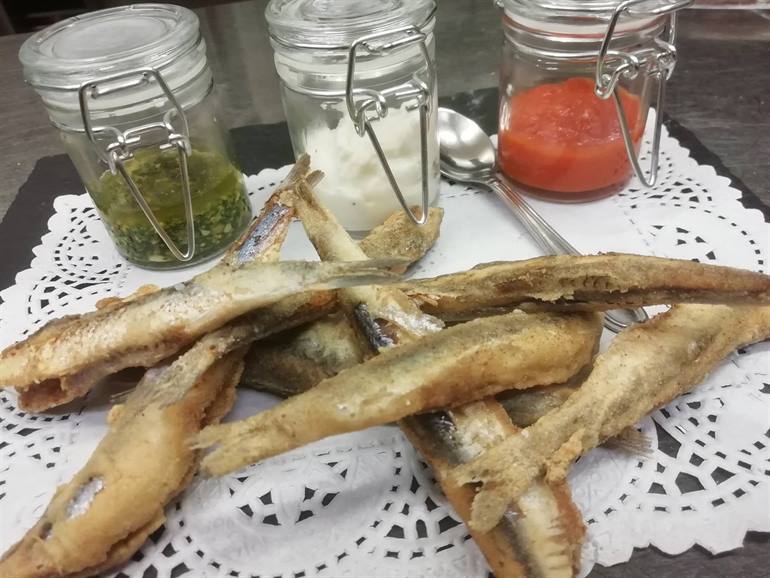 Alici fritte tricolore: bagnetto verde, salsa feta e crema rossa