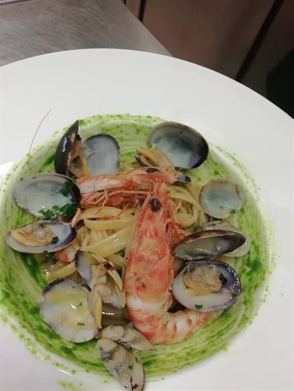 Spaghetto rustico, mazzancolle, vongole e pesto di prezzemolo e aglio