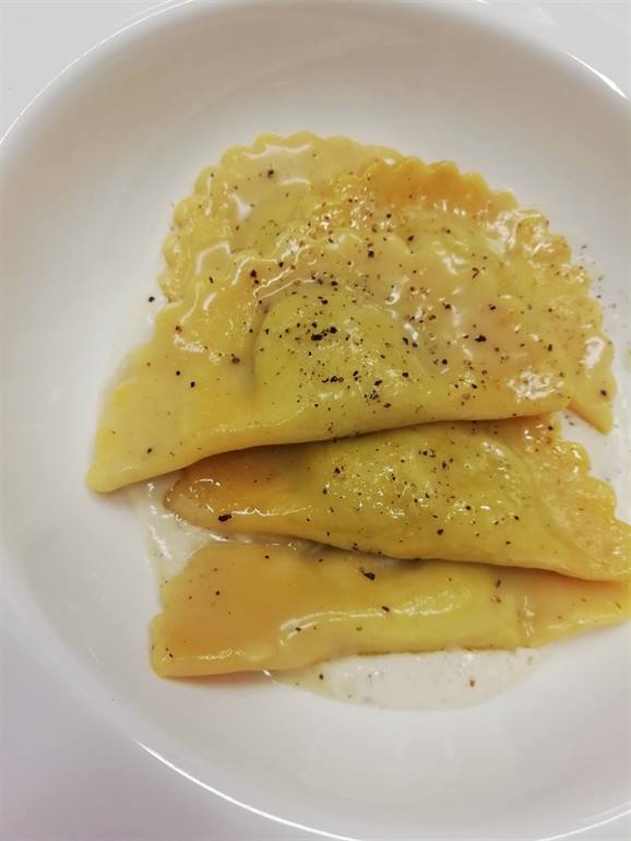 Ravioli ripieni di broccoli e patate con salsa alle acciughe