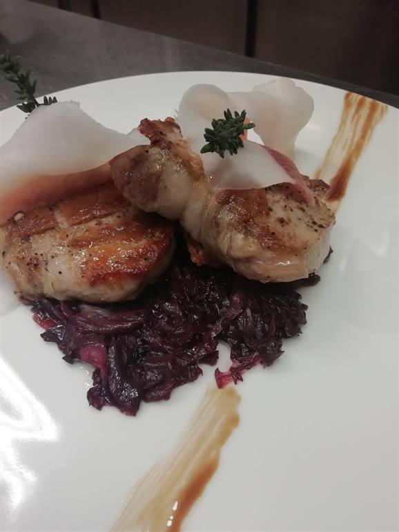 Filetto di maiale lardellato con radicchio brasato