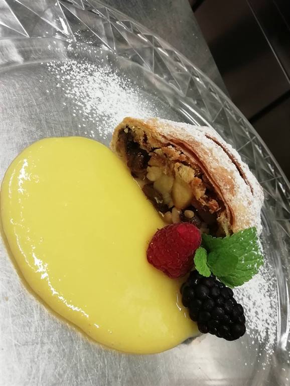 Strudel di mele con salsa al Moscato