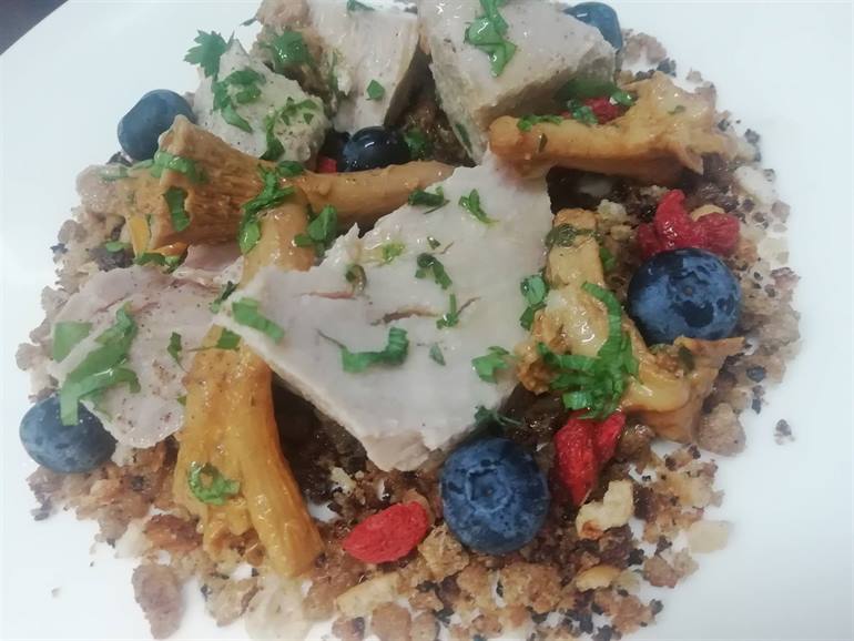 Un tonno nel sottobosco: tonno sott'olio, funghi e bacche