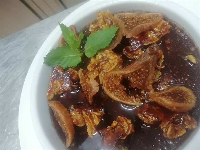 Bunet con croccante ai cornfalkes e fichi