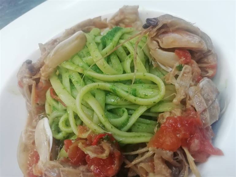 Linguine al prezzemolo piccante su zuppetta di cicale di mare