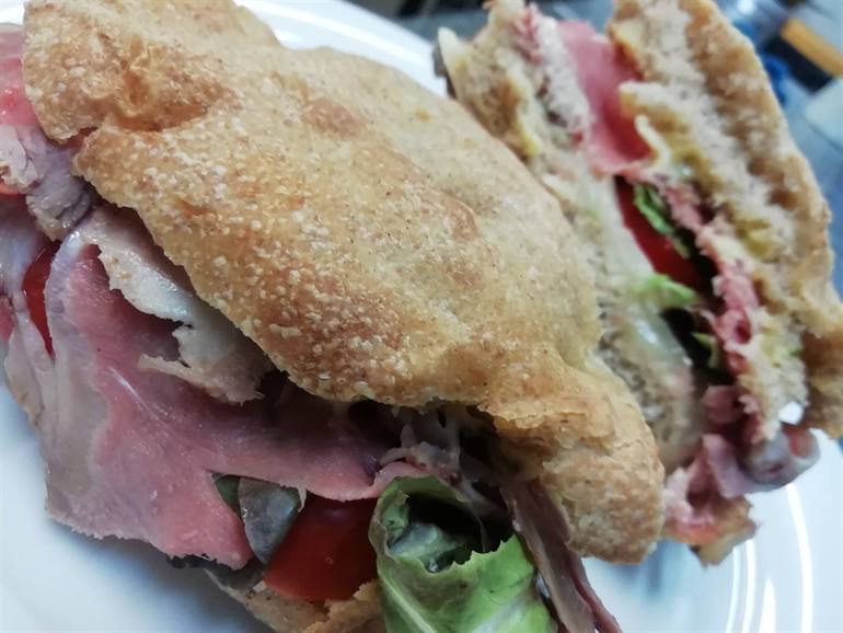 Focaccia integrale farcita con roastbeef Yakiniku