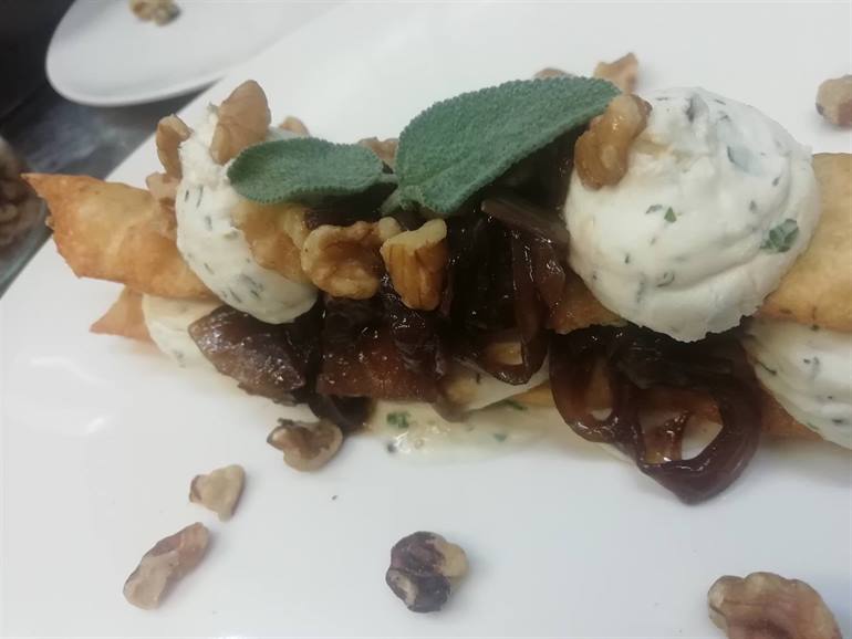Sfoglia di mousse di formaggio alle erbe, cipolle balsamiche e noci